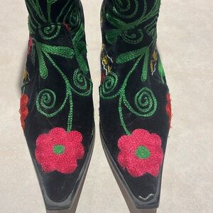 Exquisite embroidered boots